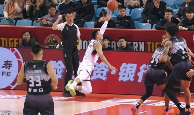 开云网站-虎口拔牙！克里斯缺阵，山东男篮强势逆转：高诗岩3记3分鼎定乾坤